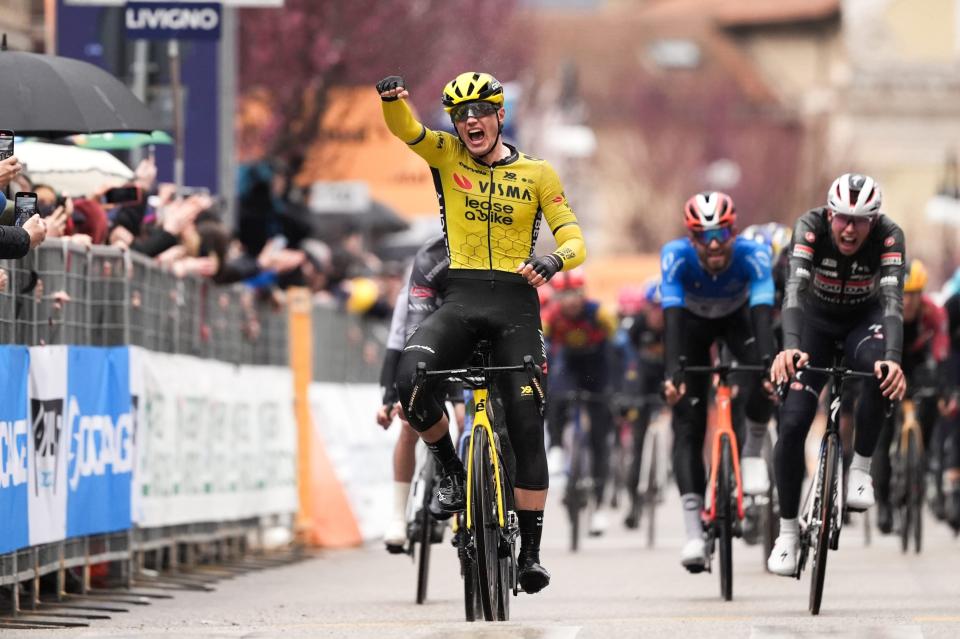 Finishphoto of Olav Kooij winning Tirreno-Adriatico Stage 4.